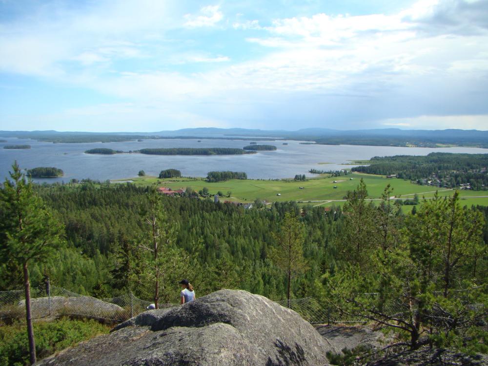 Utsikt från Avholmsberget över Dellensjöarna - en meteoritkrater