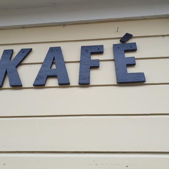 Caféskylt på fasad