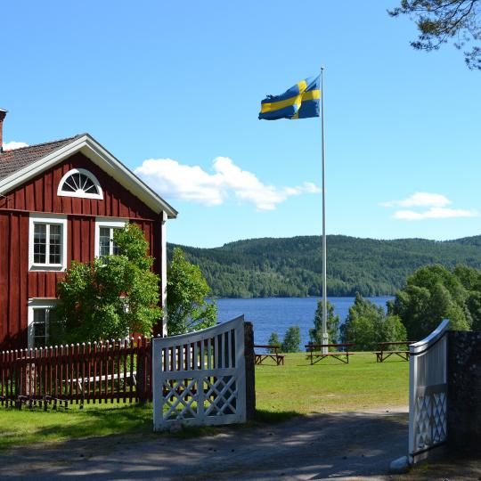 Utsikt med Norrbo Hembygdsgård i förgrunden