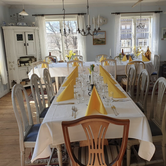 Dukat bord med vit linneduk och gula servetter