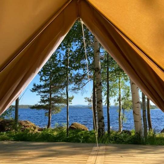 Tipi-tält med utsikt mot Norra Dellen hos Hästnäs Logi