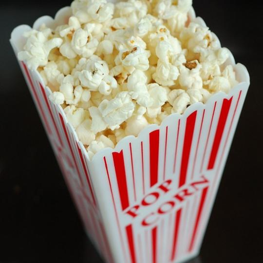 Popcorn i röd och vit randigt tråg