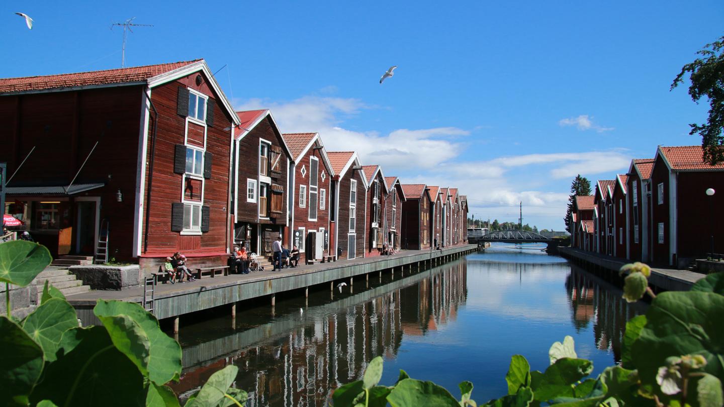 Sommar på Möljen med sjöbodarna och kanalen
